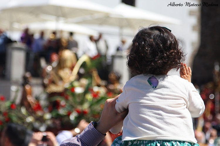 Niña saludando a la Burrina