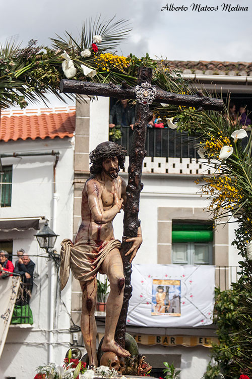 Pasando bajo un arco de flores