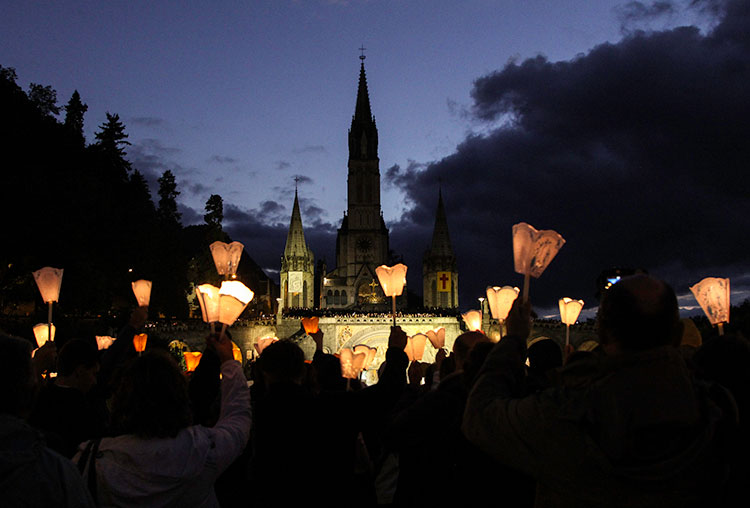 Procesión en Lourdes